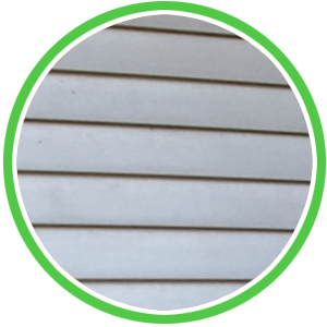 避免用压力清洗乙烯基壁板来去除藻类和污垢，而是用软灰代替